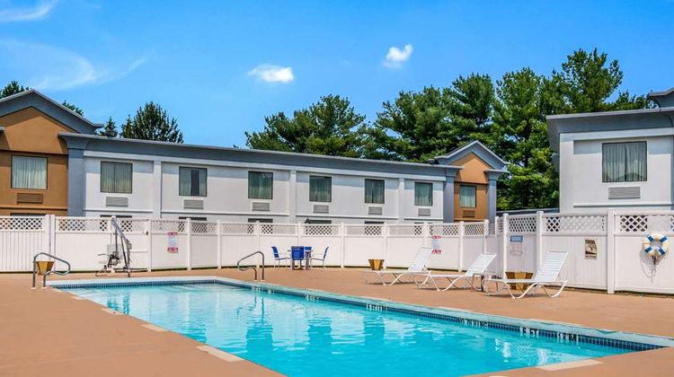 Econo Lodge Inn & Suites Pool