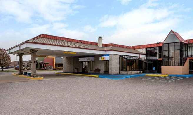 Days Inn by Wyndham Perrysburg Exterior