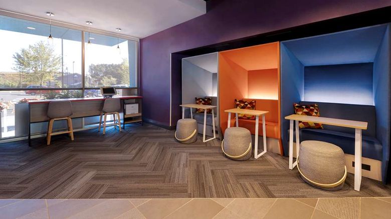 <b>Tru by Hilton Atlanta Galleria Ballpark Lobby</b>. Images powered by <a href="https://iceportal.shijigroup.com/" title="IcePortal" target="_blank">IcePortal</a>.
