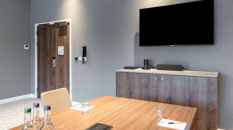 <b>Hampton by Hilton High Wycombe Meeting</b>. Images powered by <a href="https://iceportal.shijigroup.com/" title="IcePortal" target="_blank">IcePortal</a>.