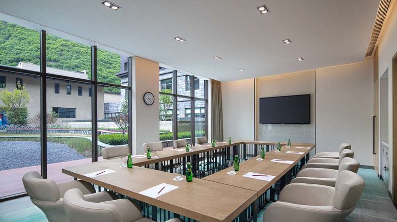 <b>Hilton Garden Inn Jiuzhaigou Meeting</b>. Images powered by <a href="https://iceportal.shijigroup.com/" title="IcePortal" target="_blank">IcePortal</a>.