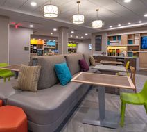 Tru by Hilton Omaha I-80 at 72nd Street Lobby