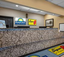Super 8 by Wyndham Perrysburg/Toledo Lobby
