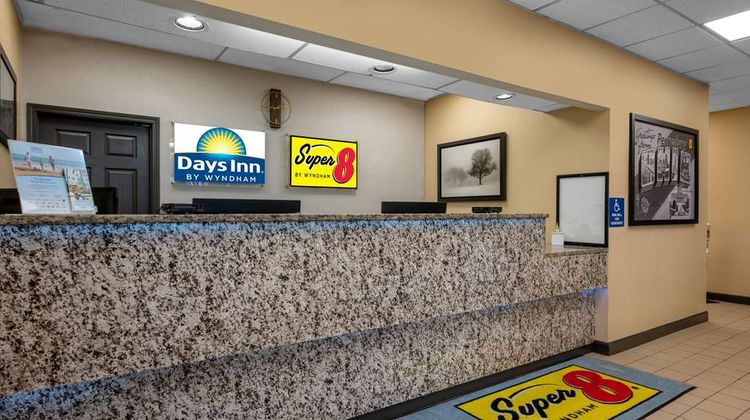 Super 8 by Wyndham Perrysburg/Toledo Lobby