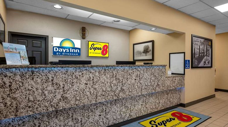 <b>Super 8 by Wyndham Perrysburg/Toledo Lobby</b>. Images powered by <a href="https://iceportal.shijigroup.com/" title="IcePortal" target="_blank">IcePortal</a>.