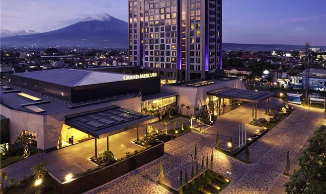 Grand Mercure Malang Exterior