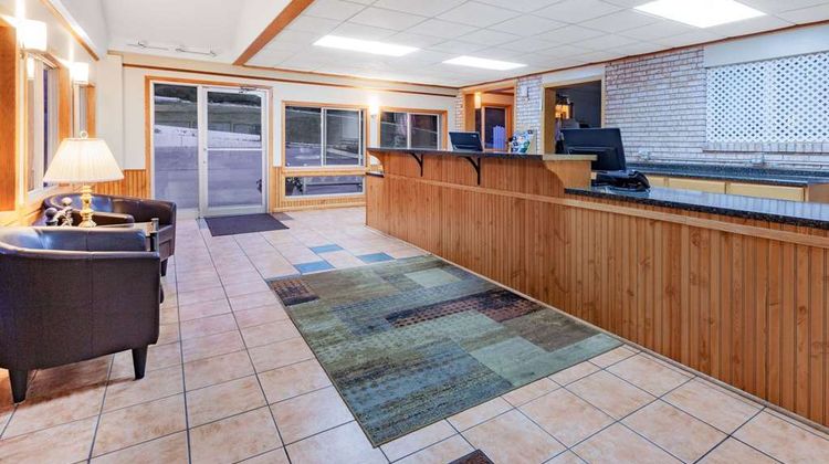 Days Inn & Suites by Wyndham St Ignace Lobby