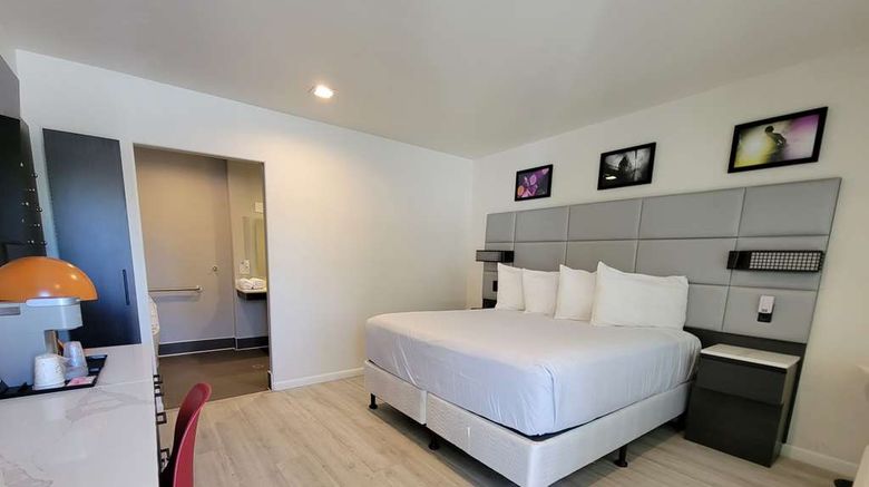<b>Signature Inn Santa Clara Room</b>. Images powered by <a href="https://iceportal.shijigroup.com/" title="IcePortal" target="_blank">IcePortal</a>.
