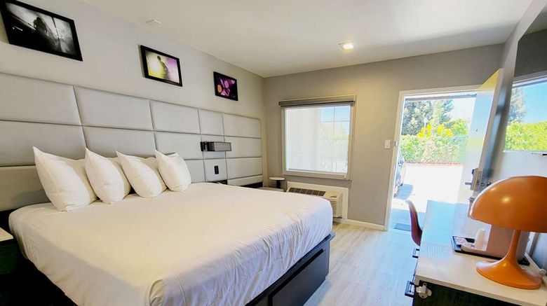 <b>Signature Inn Santa Clara Room</b>. Images powered by <a href="https://iceportal.shijigroup.com/" title="IcePortal" target="_blank">IcePortal</a>.