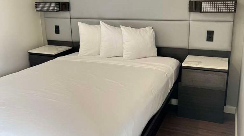 <b>Signature Inn Santa Clara Room</b>. Images powered by <a href="https://iceportal.shijigroup.com/" title="IcePortal" target="_blank">IcePortal</a>.
