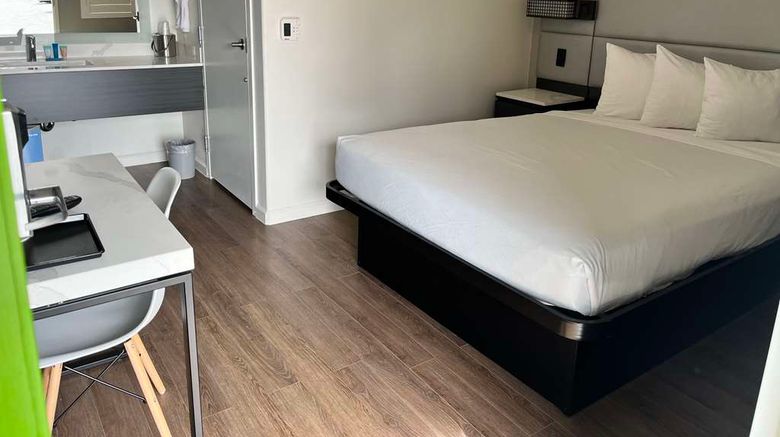 <b>Signature Inn Santa Clara Room</b>. Images powered by <a href="https://iceportal.shijigroup.com/" title="IcePortal" target="_blank">IcePortal</a>.