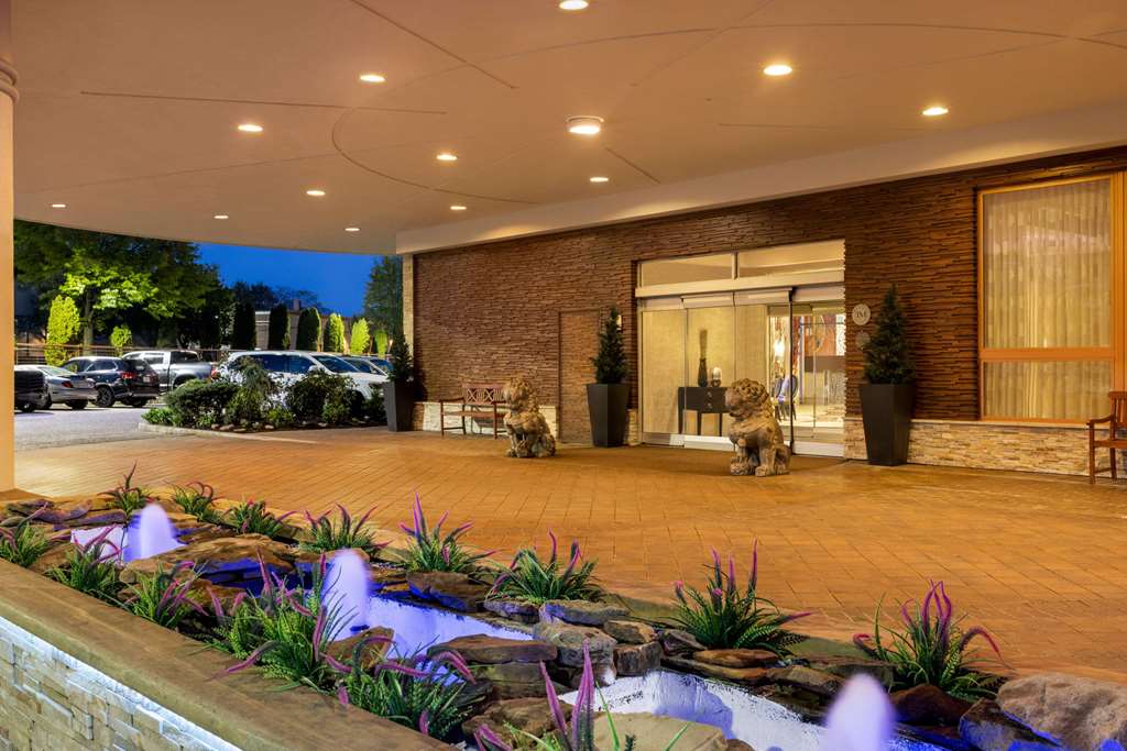 Viana Hotel & Spa, Trademark Collection- Deluxe Westbury, NY