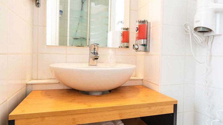<b>Hotel Le Goelo Paimpol Room</b>. Images powered by <a href="https://iceportal.shijigroup.com/" title="IcePortal" target="_blank">IcePortal</a>.