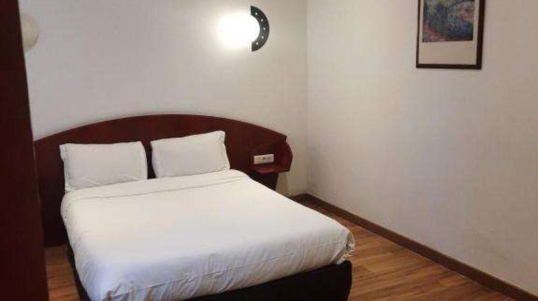 <b>Le Clemenceau Hotel Room</b>. Images powered by <a href="https://iceportal.shijigroup.com/" title="IcePortal" target="_blank">IcePortal</a>.