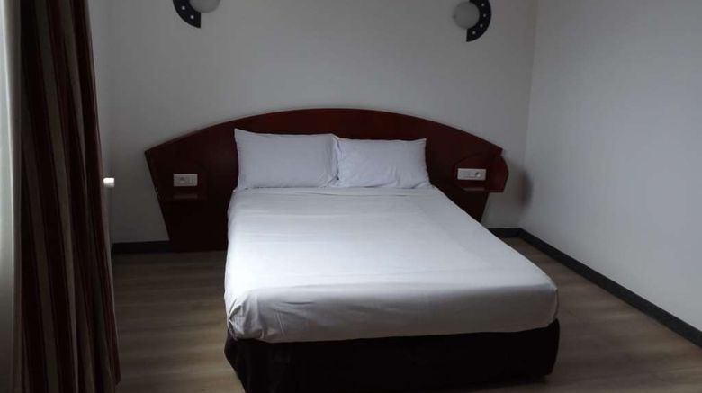 <b>Le Clemenceau Hotel Room</b>. Images powered by <a href="https://iceportal.shijigroup.com/" title="IcePortal" target="_blank">IcePortal</a>.