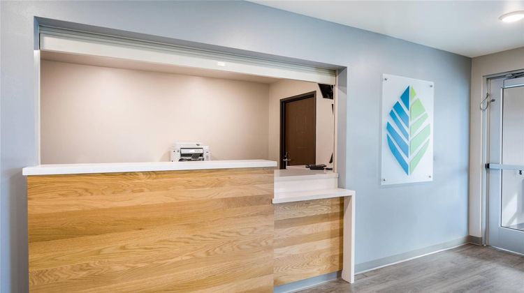 WoodSpring Suites Elgin-Chicago Lobby