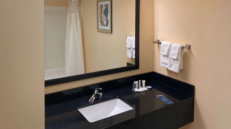 Comfort Inn & Suites Room