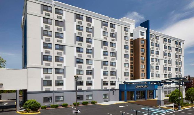 Hampton Inn Newark Airport Exterior