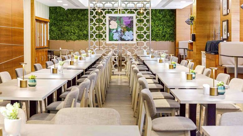 <b>DoubleTree by Hilton London Kensington Restaurant</b>. Images powered by <a href="https://iceportal.shijigroup.com/" title="IcePortal" target="_blank">IcePortal</a>.