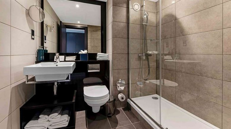 <b>DoubleTree by Hilton London Kensington Room</b>. Images powered by <a href="https://iceportal.shijigroup.com/" title="IcePortal" target="_blank">IcePortal</a>.