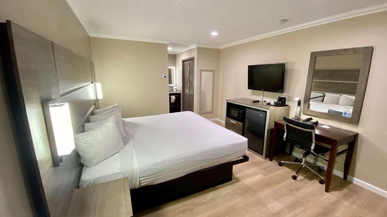 <b>SureStay Hotel Best Western Santa Cruz Room</b>. Images powered by <a href="https://iceportal.shijigroup.com/" title="IcePortal" target="_blank">IcePortal</a>.