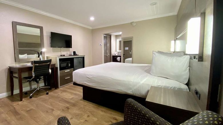 <b>SureStay Hotel Best Western Santa Cruz Room</b>. Images powered by <a href="https://iceportal.shijigroup.com/" title="IcePortal" target="_blank">IcePortal</a>.