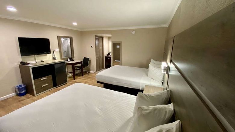 <b>SureStay Hotel Best Western Santa Cruz Room</b>. Images powered by <a href="https://iceportal.shijigroup.com/" title="IcePortal" target="_blank">IcePortal</a>.