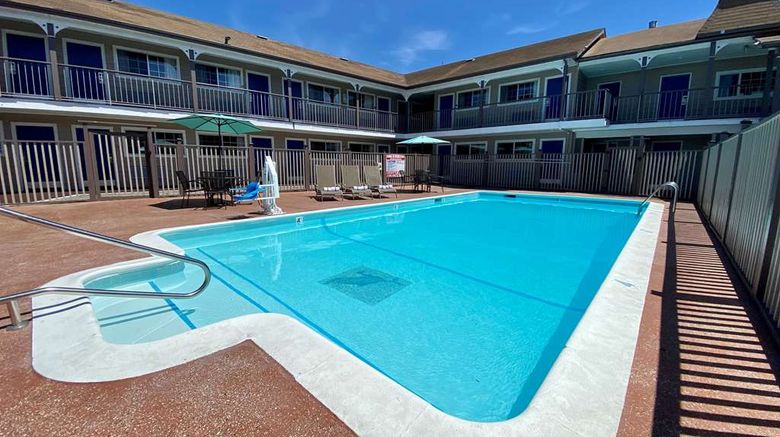 <b>SureStay Hotel Best Western Santa Cruz Pool</b>. Images powered by <a href="https://iceportal.shijigroup.com/" title="IcePortal" target="_blank">IcePortal</a>.