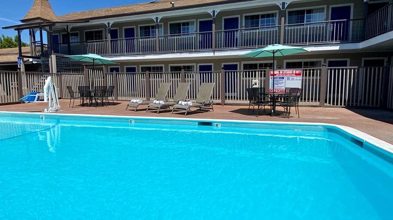 <b>SureStay Hotel Best Western Santa Cruz Pool</b>. Images powered by <a href="https://iceportal.shijigroup.com/" title="IcePortal" target="_blank">IcePortal</a>.