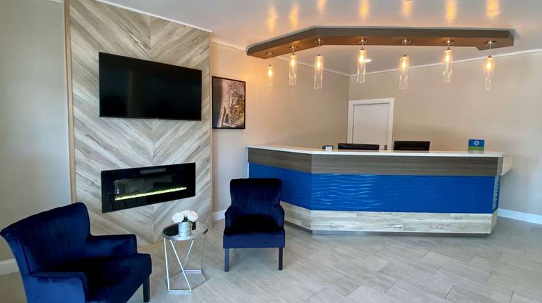 <b>SureStay Hotel Best Western Santa Cruz Lobby</b>. Images powered by <a href="https://iceportal.shijigroup.com/" title="IcePortal" target="_blank">IcePortal</a>.