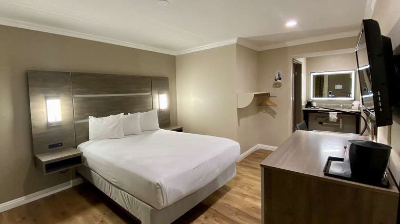 <b>SureStay Hotel Best Western Santa Cruz Room</b>. Images powered by <a href="https://iceportal.shijigroup.com/" title="IcePortal" target="_blank">IcePortal</a>.