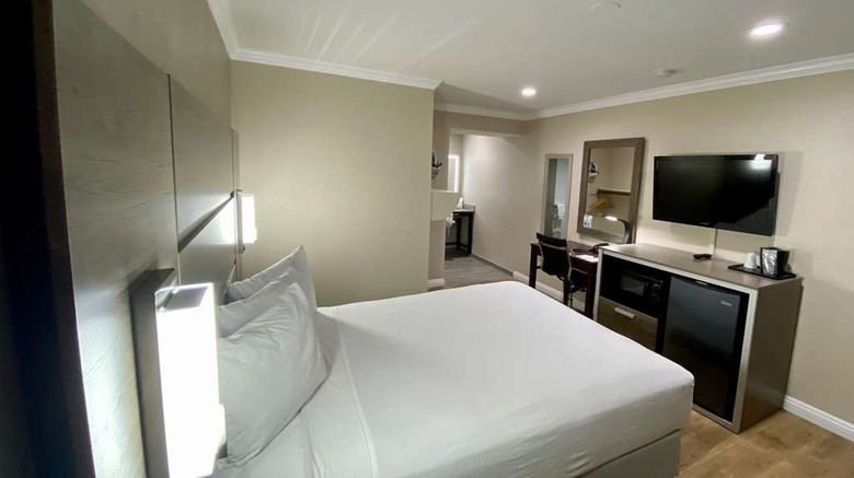 <b>SureStay Hotel Best Western Santa Cruz Room</b>. Images powered by <a href="https://iceportal.shijigroup.com/" title="IcePortal" target="_blank">IcePortal</a>.