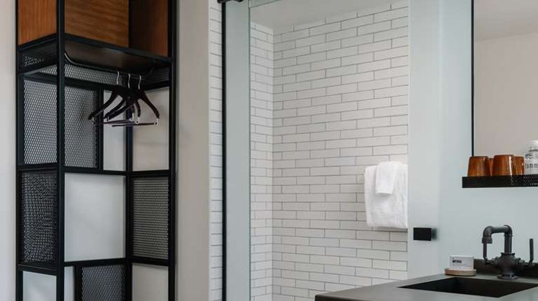 <b>tommie Austin Room</b>. Images powered by <a href="https://iceportal.shijigroup.com/" title="IcePortal" target="_blank">IcePortal</a>.