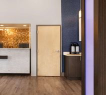 Days Inn & Suites by Wyndham Lobby