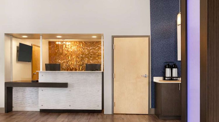 Days Inn & Suites by Wyndham Lobby