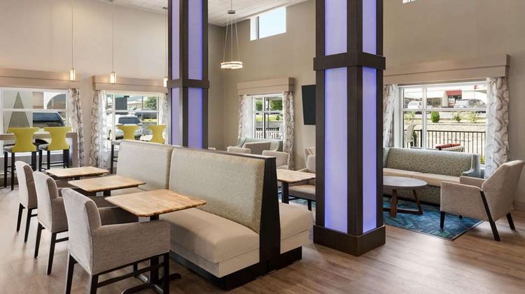 Days Inn & Suites by Wyndham Lobby