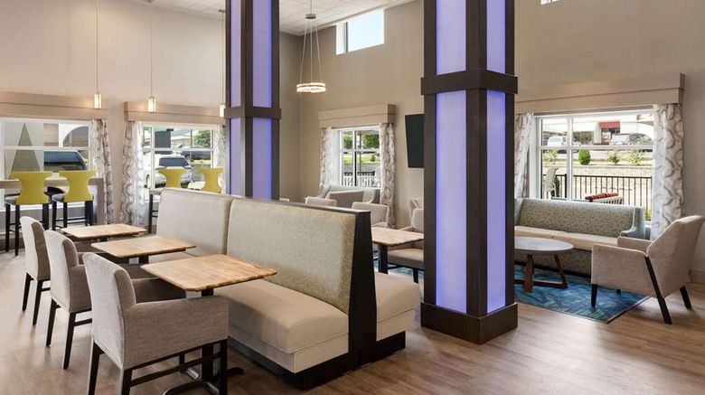 <b>Days Inn & Suites by Wyndham Lobby</b>. Images powered by <a href="https://iceportal.shijigroup.com/" title="IcePortal" target="_blank">IcePortal</a>.