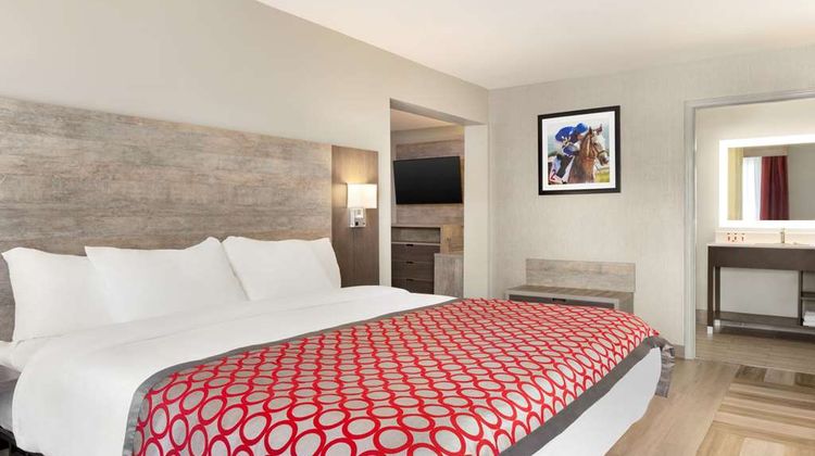 Days Inn & Suites by Wyndham Suite