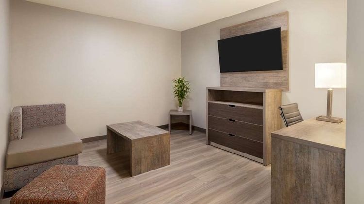 Days Inn & Suites by Wyndham Suite
