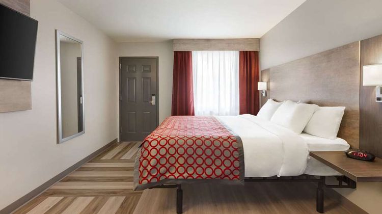 Days Inn & Suites by Wyndham Suite