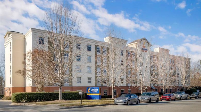 <b>Comfort Suites Huntersville Exterior</b>. Images powered by <a href="https://iceportal.shijigroup.com/" title="IcePortal" target="_blank">IcePortal</a>.