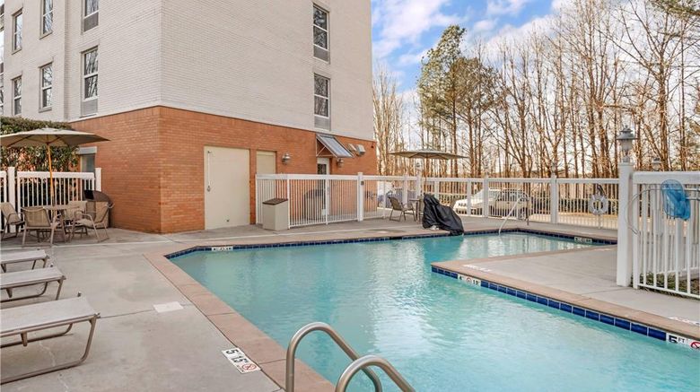 <b>Comfort Suites Huntersville Pool</b>. Images powered by <a href="https://iceportal.shijigroup.com/" title="IcePortal" target="_blank">IcePortal</a>.