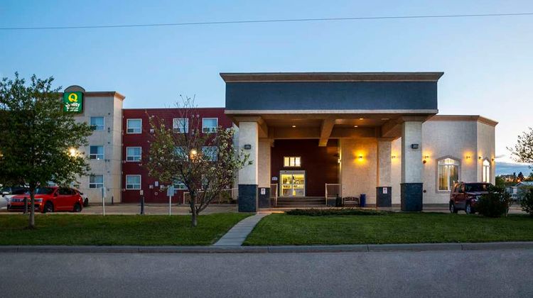 Quality Inn and Suites Whitecourt Exterior