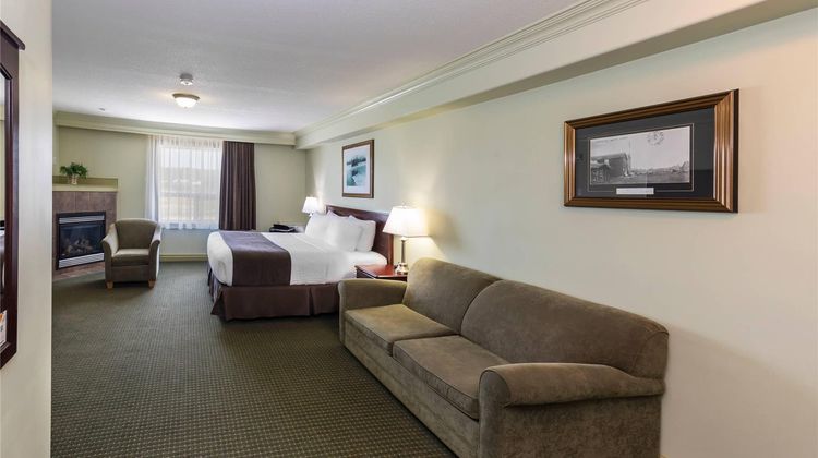 Quality Inn and Suites Whitecourt Room