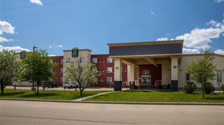 Quality Inn and Suites Whitecourt Exterior