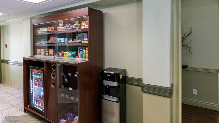 Quality Inn and Suites Whitecourt Lobby