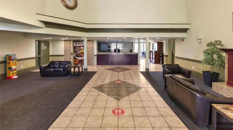 Quality Inn and Suites Whitecourt Lobby