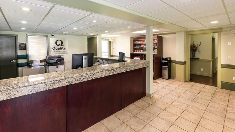 Quality Inn and Suites Whitecourt Lobby