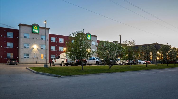 Quality Inn and Suites Whitecourt Exterior