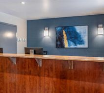 Econo Lodge Montreal Lobby